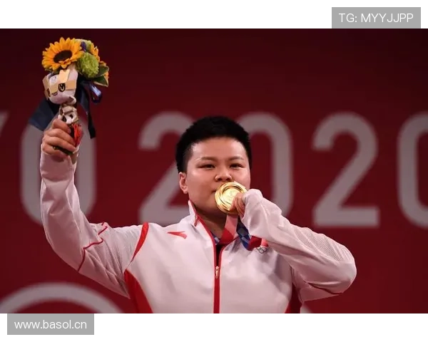 汪周雨居然在场边喝起了进口咖啡，这架势是想撩谁呢？